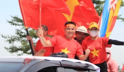 CHÙM ẢNH: CĐV Nam Định đổ về khách sạn nơi ĐT Việt Nam đóng quân