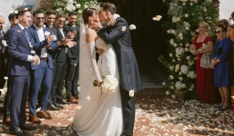 Hoa hậu Hoàn vũ kết hôn với thủ môn đắt giá nhất thế giới