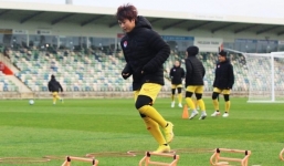 Video: ĐT nữ Việt Nam chống chọi với cái lạnh 10 độ C ở New Zealand