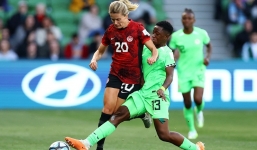 Video: Cầu thủ Nigeria nhận thẻ đỏ sau pha đạp thẳng vào cổ chân đối phương