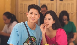 Cựu tiền vệ ĐT Việt Nam được bạn gái hot girl 'khóa môi' ngay giữa chốn đông người