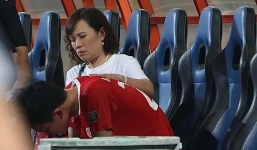 Xúc động hình ảnh mẹ Hoàng Đức mắt đỏ hoe, lo lắng cho chấn thương của con trai