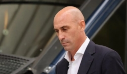 Cưỡng hôn nữ cầu thủ, cựu chủ tịch LĐBĐ Tây Ban Nha nhận án phạt nặng