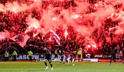 Một bé gái bị tấn công tình dục ngay trên khán đài làm chấn động làng túc cầu