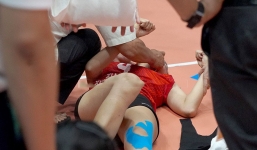 Nữ VĐV bóng chuyền Việt Nam phải nhập viện sau chiến thắng kịch tính