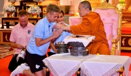 Tuyển Thái Lan đi chùa, nhờ thầy 'ban phép' thắng tuyển Trung Quốc