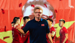 Video: HLV Troussier truyền lửa đầy cảm xúc trong phòng thay đồ tuyển Việt Nam