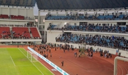 Bạo loạn sân cỏ tiếp tục bùng phát tại Indonesia, 1 quan chức cấp cao bị tấn công