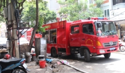 Hà Nội: Nhà dân bốc cháy ngùn ngụt giữa trưa nắng 40 độ