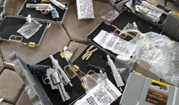 Hà Nội: Bắt người phụ nữ vận chuyển 19 khẩu súng tự chế