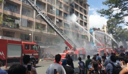 TP.HCM: Cháy lớn ở ký túc xá, hàng chục người mắc kẹt kêu cứu