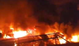 Cháy chợ kinh hoàng trong đêm, gần 50 cửa hàng bị thiêu rụi thành tro