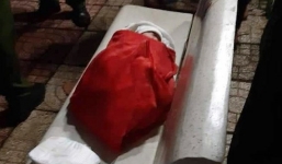 Xót xa bé gái 1 tuần tuổi bị bỏ rơi trên ghế đá công viên