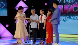 Mang balo tiền mặt, Trấn Thành hành động đẹp với bé gái 12 tuổi có bố mẹ bị nhiễm HIV