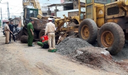 Trung tá công an ở Đắk Lắk bị xe ủi cán tử vong tại chỗ