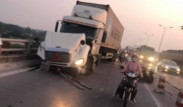 Container mất lái trên cầu Thanh Trì, hất văng xe máy xuống sông