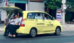 Taxi 'nhồi' 11 người, ngồi chật kín cả cốp xe trên quốc lộ 1A
