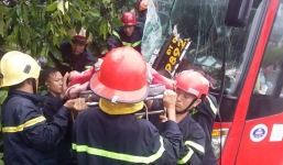 Xe khách lao vào lùm cây, 39 người mắc kẹt kêu cứu