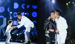Tuấn Hưng trốn viện, dẫn cả con trai đến hát tại liveshow của Khắc Việt