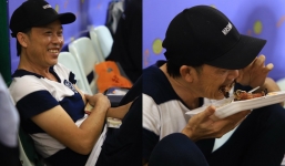 Hoài Linh mặc giản dị, ăn cơm hộp chuẩn bị cho liveshow Chí Tài