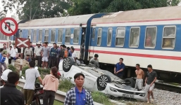 Ô tô bị tàu hỏa tông lật ngửa, nữ tài xế tử vong tại chỗ