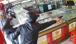 TP.HCM: 2 nghi phạm cướp tiệm vàng Hóc Môn sa lưới