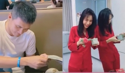 Công Vinh gây sốt khi cầm tập tiền đô la dâng hai tay đưa vợ