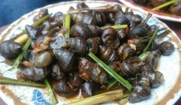 Chỉ vì đĩa ốc, chồng hắt cả ấm nước đun sôi vào mặt vợ gây phẫn nộ