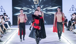 Đàm Vĩnh Hưng xuất hiện với thần thái ‘ông hoàng’ bên dàn trai đẹp cởi trần