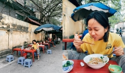 H’Hen Niê lộ ảnh mặc tuềnh toàng ở quán vỉa hè: Chân đi dép lê, mặt bôi kem trị mụn