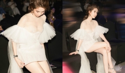 Ngọc Trinh suýt lộ hàng vì mặc váy siêu ngắn đi sự kiện