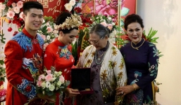 Vợ chồng Duy Mạnh – Quỳnh Anh được bà ngoại tặng 10 cây vàng trong lễ ăn hỏi