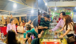 Hoài Linh giản dị bán hàng ở hội chợ Tết sau khi lộ khối gia tài trăm tỷ