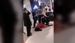 Người phụ nữ bị lôi khỏi siêu thị vì không đeo khẩu trang, nhổ nước bọt