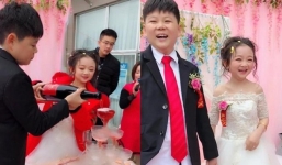 Đám cưới của cặp đôi tí hon gây sốt: Mặt thiếu nhi, tuổi đã ngoài 30