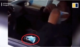 Tài xế đeo cùng một lúc 12 chiếc khẩu trang giữa dịch corona gây xôn xao