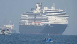 Du thuyền bị 5 nước xua đuổi, vừa cập bến Campuchia phát hiện 20 người nghi nhiễm corona