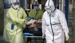 Bác sĩ Vũ Hán mặc tã, nhịn gãi ngứa khi làm việc để ngừa virus corona