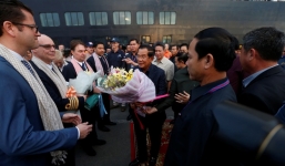 Thủ tướng Campuchia ra tận nơi chào đón du thuyền 2000 người bị 5 nước ‘hắt hủi’