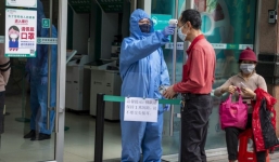 Người đàn ông Trung Quốc trốn trong trung tâm thương mại để né dịch Covid-19