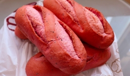 Báo Mỹ hết lời ca ngợi bánh mì thanh long Việt Nam giữa dịch Covid-19