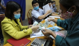 Người dân Sơn Lôi xếp hàng nhận tiền hỗ trợ trước giờ hết cách ly vì dịch Covid-19