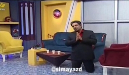 MC quỳ gối trên sóng truyền hình, khẩn thiết xin người dân ở nhà phòng Covid-19