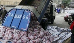 Vũ Hán: Dùng xe rác để chở thịt cho người dân vùng bị cách ly Covid-19