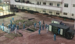 Bạch Mai xây dựng gấp bệnh viện dã chiến trong đêm để chống dịch Covid-19