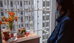 Vợ nghẹn ngào lập bàn thờ ở khu cách ly vì không được về chịu tang chồng