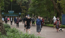 Mức phạt đến 300 nghìn đồng với người vi phạm quy định 'hạn chế ra đường'