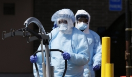 Việt Nam chuyển giao 450.000 bộ quần áo bảo hộ giúp Mỹ chống dịch Covid-19