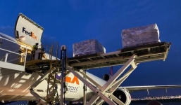 Việt Nam sẽ chuyển lô hàng bảo hộ chống Covid-19 thứ 2 tới Mỹ vào 10/4