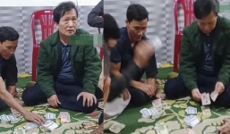 Chủ tịch xã tụ tập đánh bạc giữa dịch Covid-19 bị đình chỉ công tác